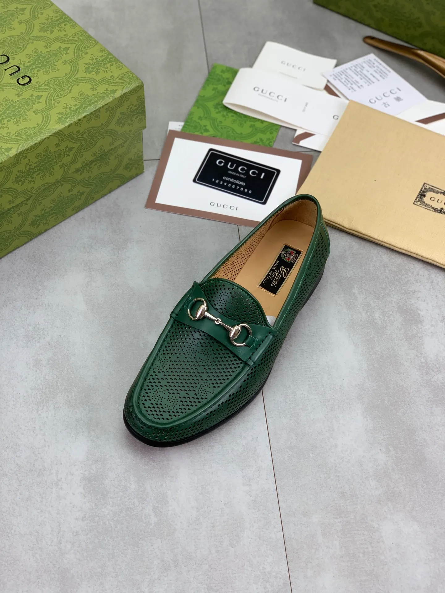 Factory price P980💰💎💎💎Top version (original high-grade genuine leather outsole) Full upper and inner lining cowhide punching design (summer essential) Brand: [GUCCi] Gucci's new business formal casual leather shoes Standard code: Men's size 39–44 (38 45 46 needs to be customized) Grade: Same as the official website Original quality Material: Original calfskin Water-dyed cowhide lining Original genuine leather outsole Style categories: Men's fashion Formal casual leather shoes Slip-on men's shoes series Young fashion European and American trends British style Casual matching Comfortable feet Color: 3️⃣ colors available Actual pictures